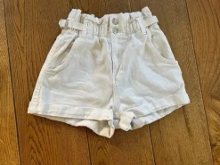 Krämfärgade jeansshorts från Bershka