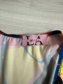 Krótki kolorowy kombinezon we wzory wiązany w talii La Milla