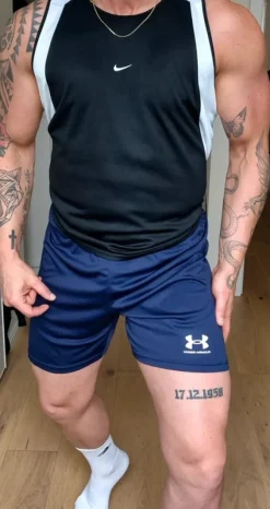 Krótkie spodenki Under Armour rozmiar M / Granatowe szorty na siłownię Under Armour rozmiar M