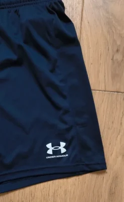 Krótkie spodenki Under Armour rozmiar M / Granatowe szorty na siłownię Under Armour rozmiar M