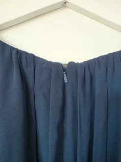 Lang mørkeblå kjole med blonder i taljen