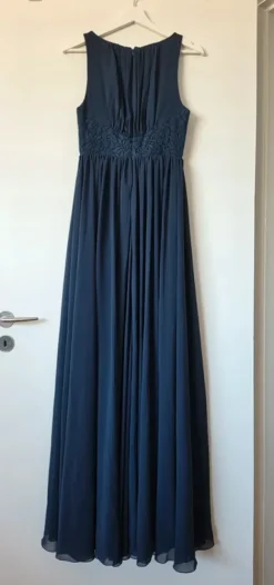 Lang mørkeblå kjole med blonder i taljen
