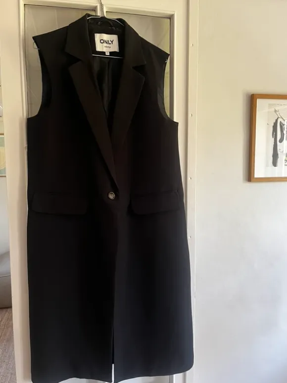 Lang sort vest i kraftigt stof fra Only