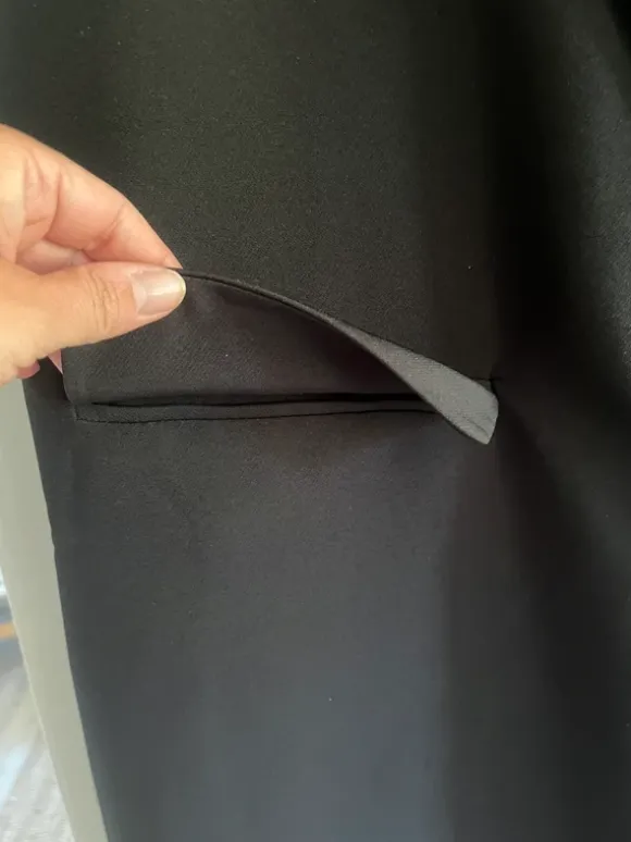 Lang sort vest i kraftigt stof fra Only