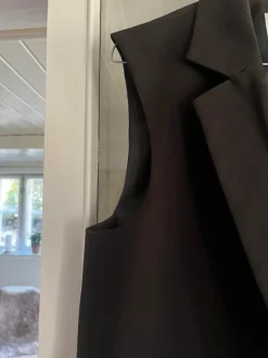 Lang sort vest i kraftigt stof fra Only