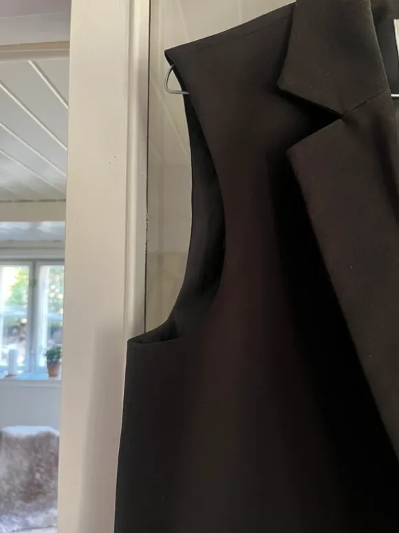 Lang sort vest i kraftigt stof fra Only