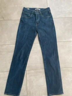 Levi’s 724 High Rise Straight. Str. 27 (se foto).