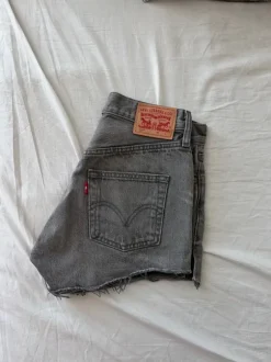 Levis midrise/lowrise shorts