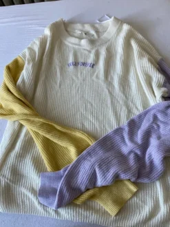 Lilla og gul striktrøje fra H&M