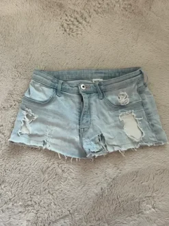 Ljus blåa lågmidjade shorts