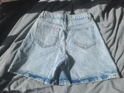 Ljusblå jeansshorts