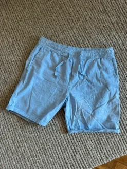 Ljusblå linneshorts