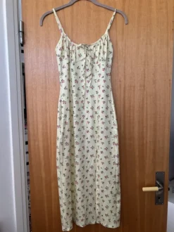 Ljusgul sommarklänning