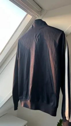 Lækker zip-up med hvide striber - S/M