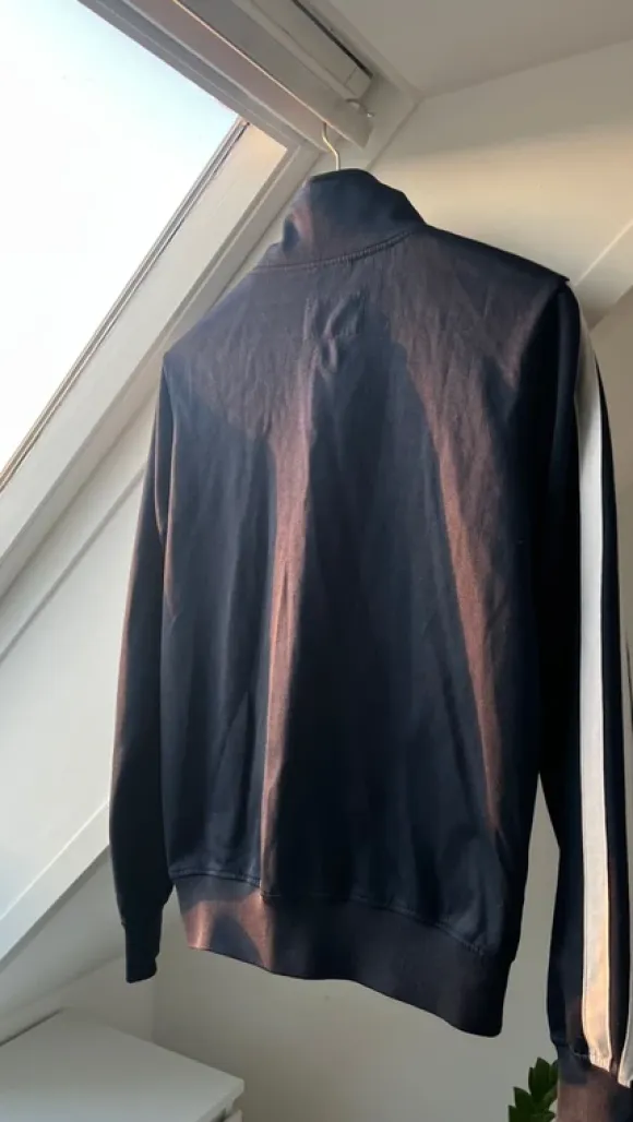 Lækker zip-up med hvide striber - S/M