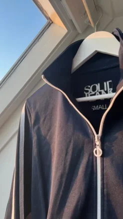 Lækker zip-up med hvide striber - S/M