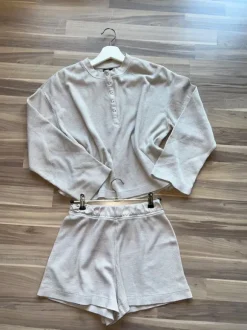 lysebeige loungesæt fra H&M i vaflet jersey materiale.