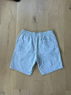 Lysegrå shorts fra H&M i str. L.