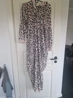 Lyserød leopard plettet onesie