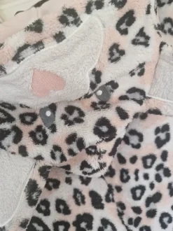 Lyserød leopard plettet onesie