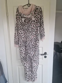 Lyserød leopard plettet onesie