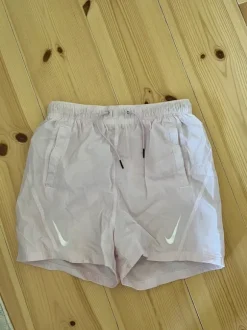 Lyserøde shorts fra Nike
