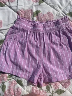 Lyserøde shorts med hvis stribe