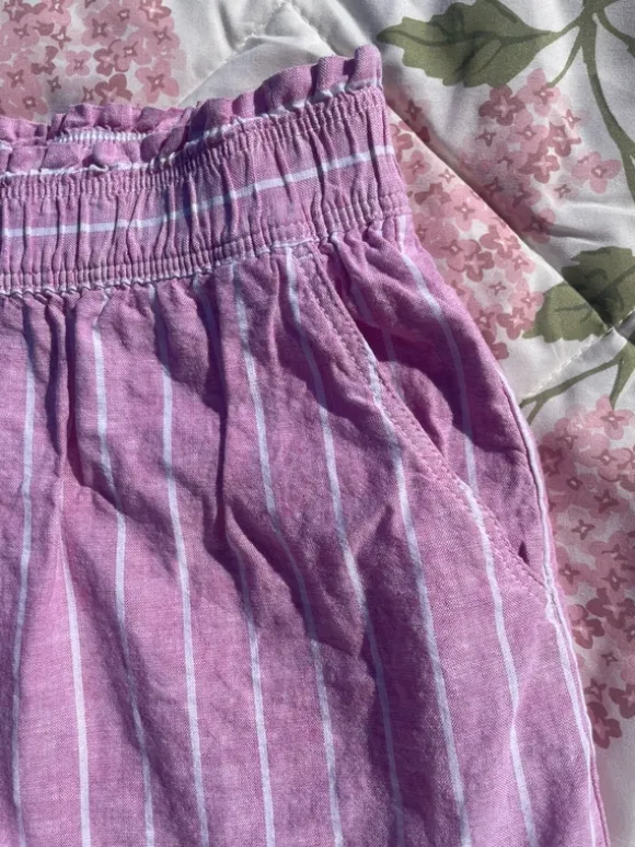 Lyserøde shorts med hvis stribe