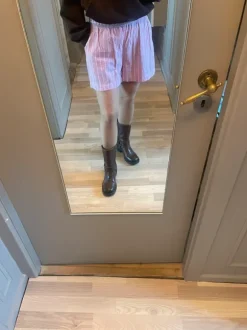 Lyserøde shorts med hvis stribe