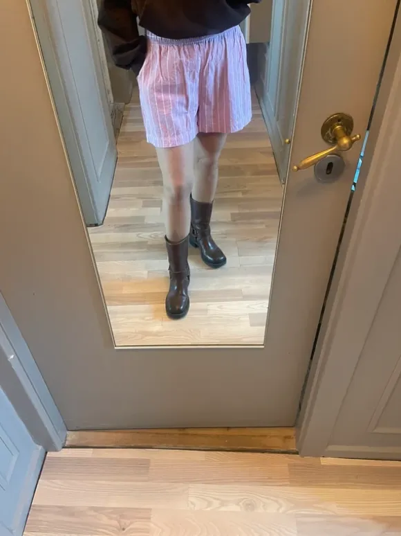 Lyserøde shorts med hvis stribe