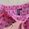 Lyserøde shorts med kirsebær