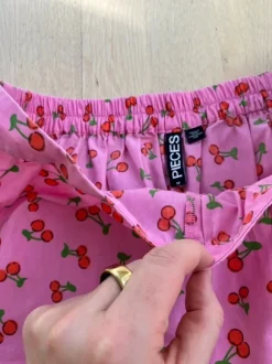 Lyserøde shorts med kirsebær