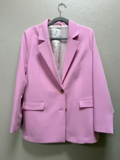 Lyserødt suit - blazer og bukser. Str M