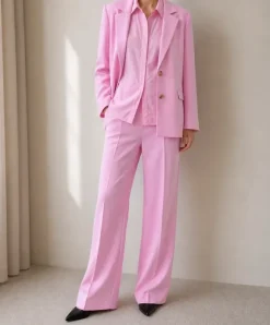 Lyserødt suit - blazer og bukser. Str M