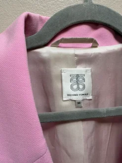 Lyserødt suit - blazer og bukser. Str M