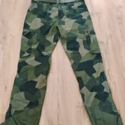 M90 Pro Elite armebyxor i tåligt material även i fuktig miljö. Bra med fickor och i kanon skick