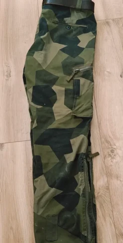 M90 Pro Elite armebyxor i tåligt material även i fuktig miljö. Bra med fickor och i kanon skick