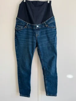 Mama jeans i mørk denim