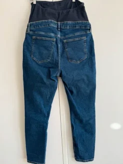 Mama jeans i mørk denim