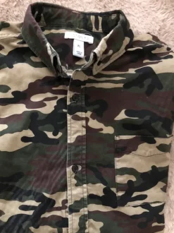 Militär färgad skjorta