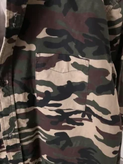 Militär färgad skjorta