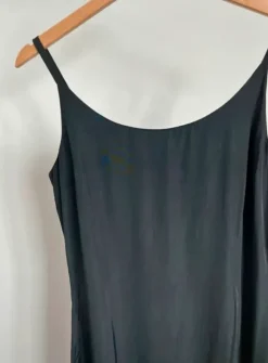 Minimalistisk tidløs lang stropkjole