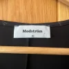 Modström lang kjole med diskrete striber og smuk drapering