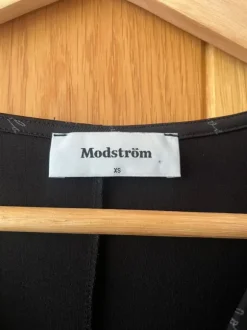 Modström lang kjole med diskrete striber og smuk drapering