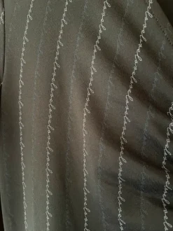 Modström lang kjole med diskrete striber og smuk drapering