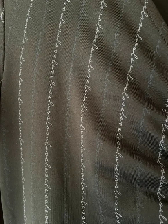 Modström lang kjole med diskrete striber og smuk drapering