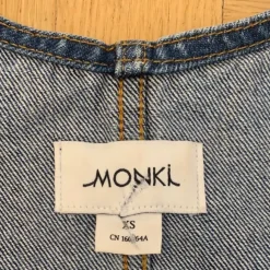 Monki! Blå cool jeans hängsle shorts, kort byxdress jumpsuit. Stl XS, S