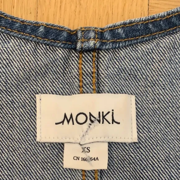 Monki! Blå cool jeans hängsle shorts, kort byxdress jumpsuit. Stl XS, S