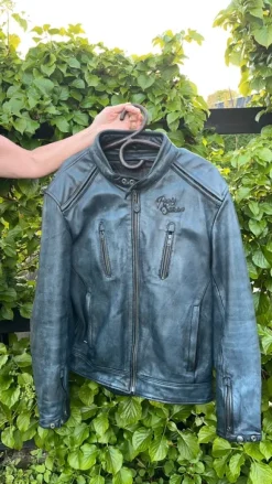 Motorcykel jakke rusty stitches.