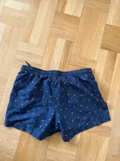 Mörkblåa badbyxor med rosa detaljer